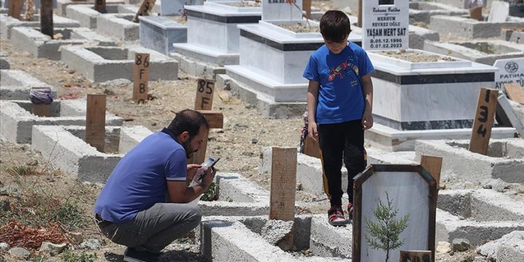 Depremden etkilenen Hatay'da buruk Babalar Günü
