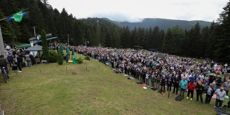Bosna Hersek’teki 513’üncü Ayvaz Dede Şenlikleri binlerce kişinin kıldığı namazla sona erdi