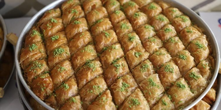 Kars ve Ağrı'da tatlıcılarda yoğunluk yaşanıyor