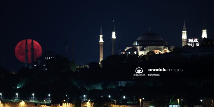 İstanbul'da dolunay