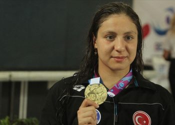 Milli yüzücü Merve Tuncel, Gençler Avrupa Şampiyonası'nda altın madalya kazandı