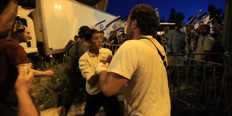 İsrail’in güneyinde yargı düzenlemesi karşıtı ve destekçisi gruplar karşılaşınca havaya ateş açıldı