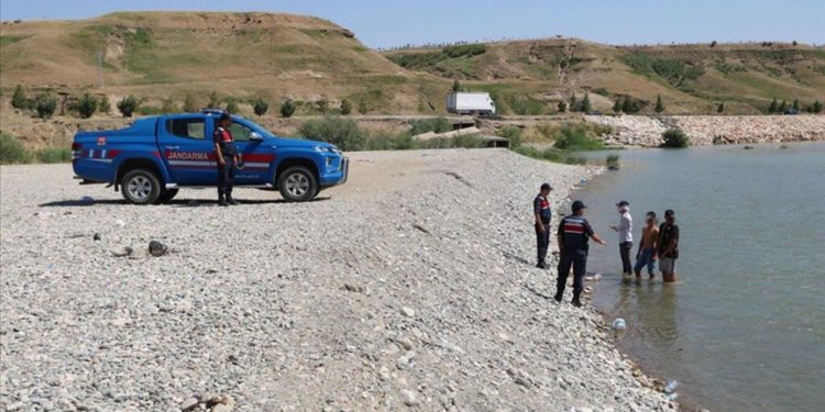 Batman'da yasaklanan yerlerde suya giren 18 kişiye para cezası uygulandı