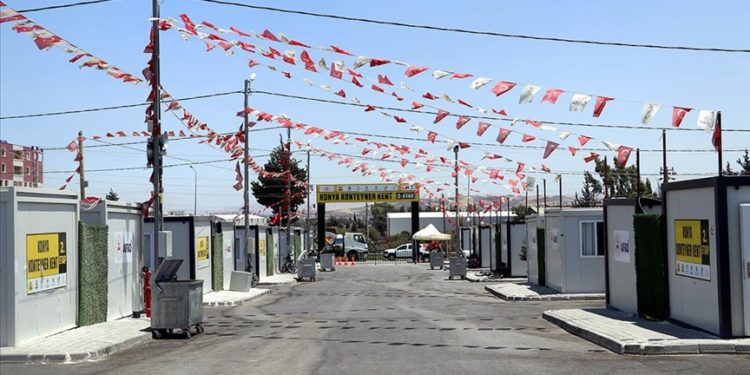 Depremlerden etkilenen Hatay'da sıcak hava etkili oluyor