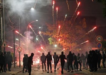 Fransa’da maskeli göstericiler polislere havai fişeklerle saldırdı