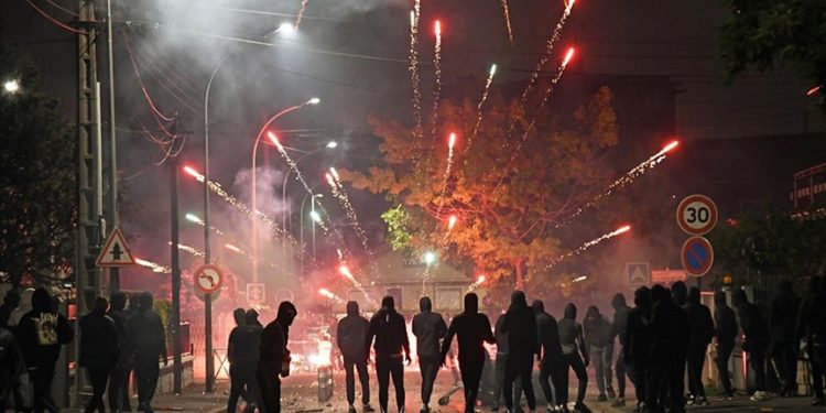 Fransa’da maskeli göstericiler polislere havai fişeklerle saldırdı