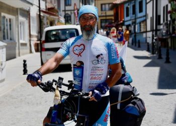 Ödünç aldığı bisikletle organ ve kök hücre bekleyen çocuklar için 35 il gezecek