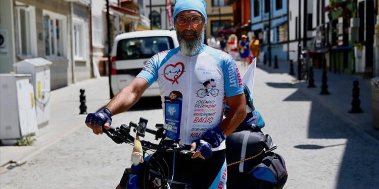 Ödünç aldığı bisikletle organ ve kök hücre bekleyen çocuklar için 35 il gezecek
