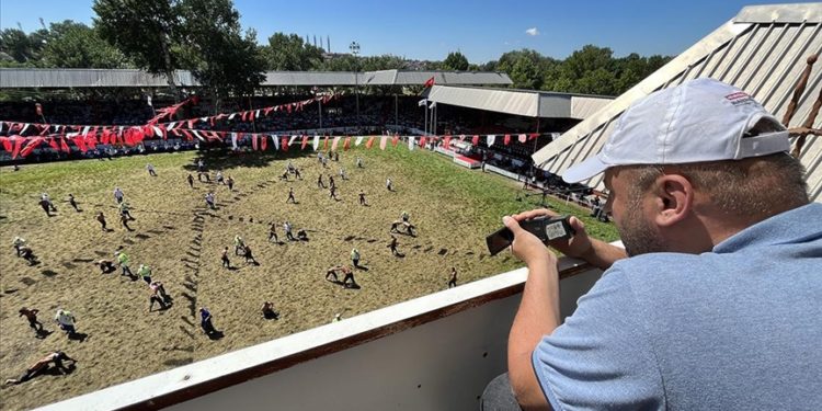 Yağlı güreşe gönül veren avukat 15 yıldır müsabakaları kayıt altına alıyor