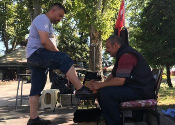 Babasından kalma sandığıyla 49 yıldır ayakkabı boyayarak geçimini sağlıyor