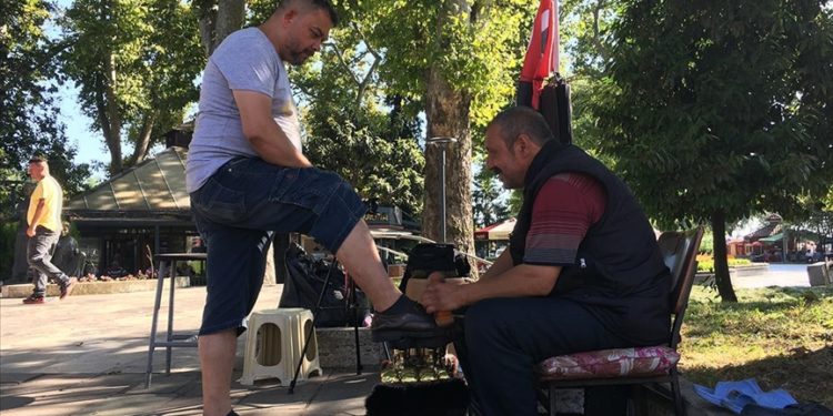 Babasından kalma sandığıyla 49 yıldır ayakkabı boyayarak geçimini sağlıyor