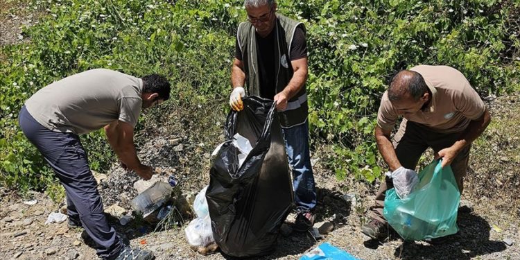 Tunceli'de ekipler Munzur Vadisi Milli Parkı'nda çevre temizliği yaptı