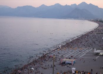 Konyaaltı Sahili'nde akşam yoğunluğu