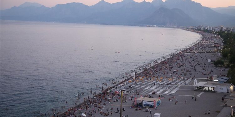 Konyaaltı Sahili'nde akşam yoğunluğu