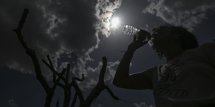 Aşırı sıcak ve nemli hava psikolojiyi de olumsuz etkileyebiliyor