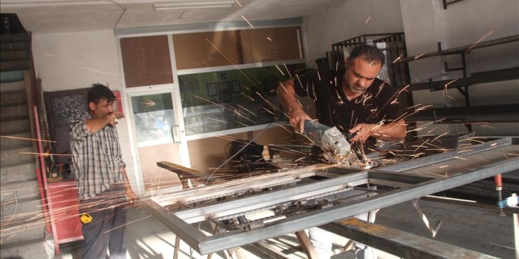 Taşova'da sıcak hava demircileri zorluyor