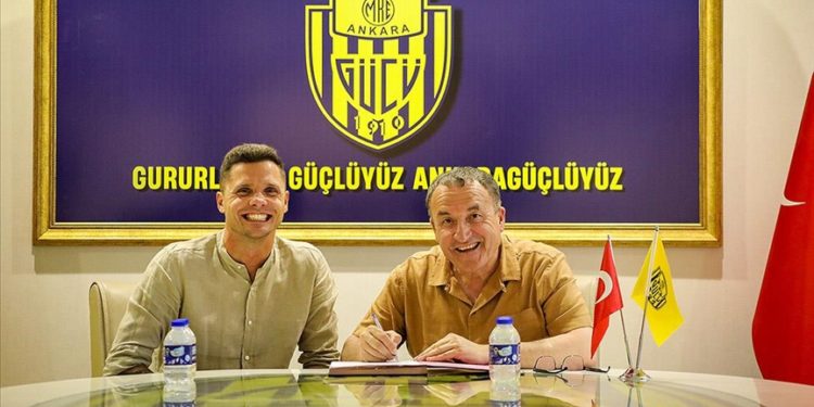 MKE Ankaragücü, Polonyalı kaleci Rafal Gikiewicz'i transfer etti