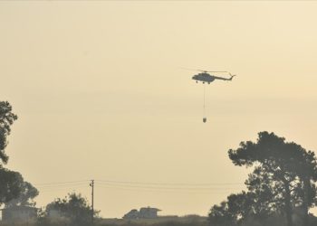 Antalya'nın Kemer ilçesindeki orman yangınına havadan ve karadan müdahale sürüyor