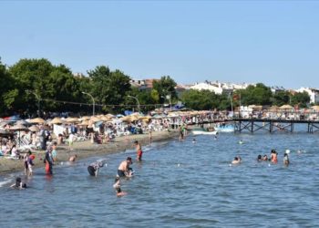 Mavi bayraklı plajlara sahip Tekirdağ'ın Şarköy ilçesinde bayram yoğunluğu