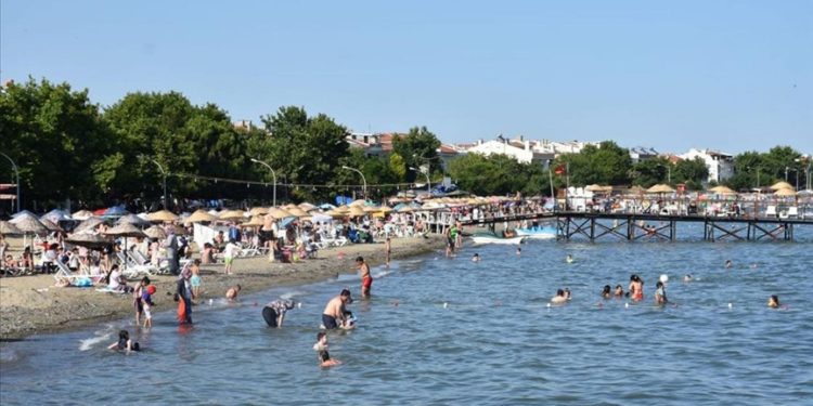 Mavi bayraklı plajlara sahip Tekirdağ'ın Şarköy ilçesinde bayram yoğunluğu