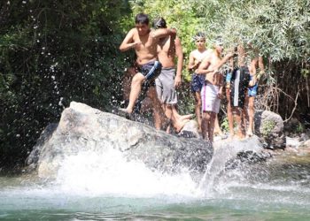 Elazığ'da sıcakta bunalan çocuklar Espor Deresi'nde serinliyor