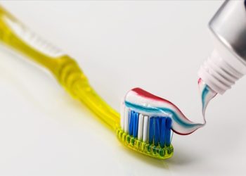 Araştırma: Gece uykusundan önce diş fırçalamamak kalp hastalığı riskini artırabilir