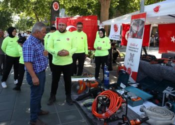 Depremlerde 48 kişiyi kurtaran Kayseri ekibi gönüllülük farkındalığı için stant açtı