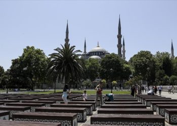 İstanbul'un tarihi ve turistik yerleri bayramın ardından sakin bir gün geçiriyor