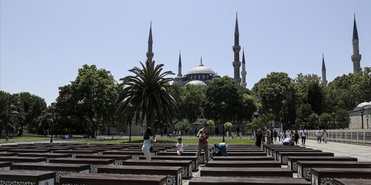 İstanbul'un tarihi ve turistik yerleri bayramın ardından sakin bir gün geçiriyor