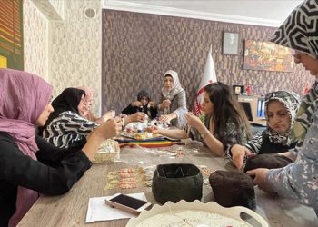 Elazığlı kadınlar yaptıkları el işi ürünlerle ev ekonomisine katkı sağlıyor