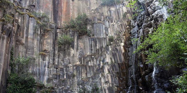 Sinop’ta milyon yıllık tabiat anıtı bazalt kayalıklar turizme kazandırılıyor