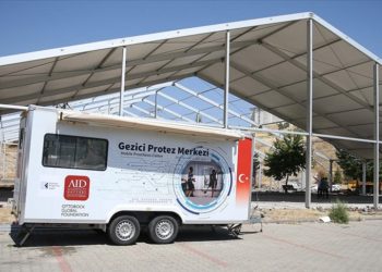 Gönüllü doktorlar 11 ildeki ampute depremzedelerin yaralarını ücretsiz protezle saracak