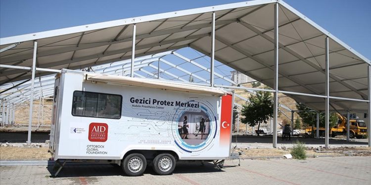 Gönüllü doktorlar 11 ildeki ampute depremzedelerin yaralarını ücretsiz protezle saracak