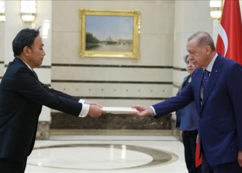 Büyükelçilerden Cumhurbaşkanı Erdoğan'a güven mektubu