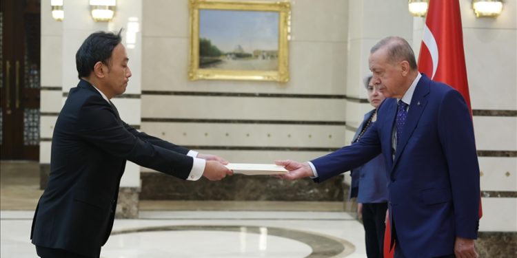 Büyükelçilerden Cumhurbaşkanı Erdoğan'a güven mektubu