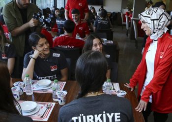 Aile ve Sosyal Hizmetler Bakanı Göktaş, altyapı voleybol milli takımlarıyla yemekte buluştu