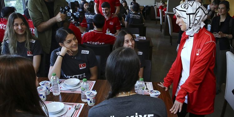Aile ve Sosyal Hizmetler Bakanı Göktaş, altyapı voleybol milli takımlarıyla yemekte buluştu