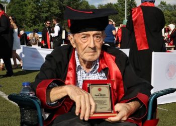 Hayali olan üniversiteden 82 yaşında mezun oldu