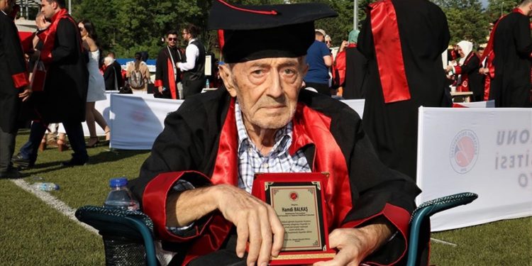 Hayali olan üniversiteden 82 yaşında mezun oldu