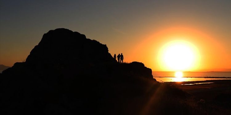Japon turistler Doğu Anadolu'nun tarihi yapılarını ve doğal güzelliklerini gezdi
