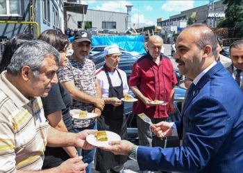 Bakan Kacır, İstanbul ve Kocaeli’de işçilerle bayramlaştı