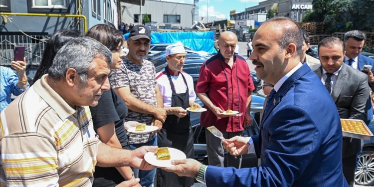 Bakan Kacır, İstanbul ve Kocaeli’de işçilerle bayramlaştı
