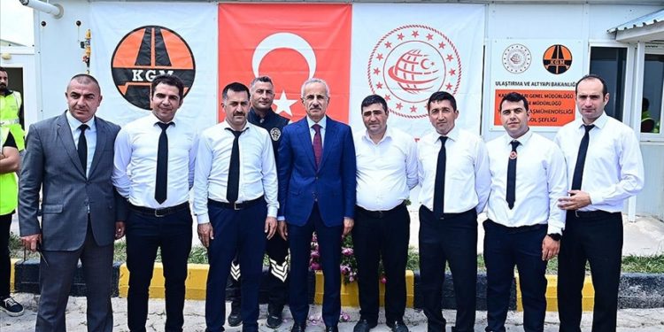 Ulaştırma ve Altyapı Bakanı Uraloğlu, Kop Tüneli şantiyesinde incelemelerde bulundu