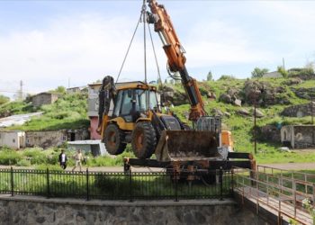 Ardahan’da yeniden alabalık yaşamı oluşması için dereden kamyonlarca çöp ve balçık çıkarıldı