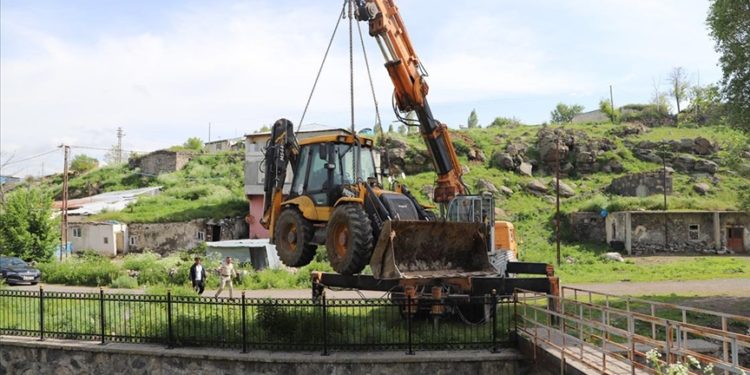Ardahan’da yeniden alabalık yaşamı oluşması için dereden kamyonlarca çöp ve balçık çıkarıldı