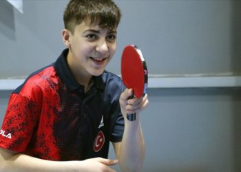 Masaların altında uyuyarak başladığı teniste çok sayıda madalya kazandı