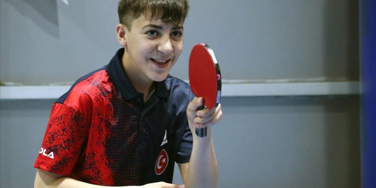 Masaların altında uyuyarak başladığı teniste çok sayıda madalya kazandı