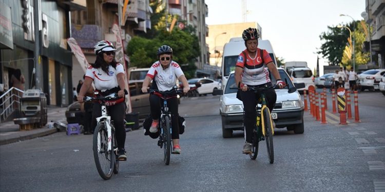 Bisiklet tutkunu 3 kadın, farkındalık için Güneydoğu turunda pedal çeviriyor