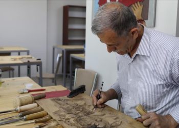 Malatyalı depremzede ahşap ve hat ustası, Çubuk'ta kursiyerlere eğitim veriyor