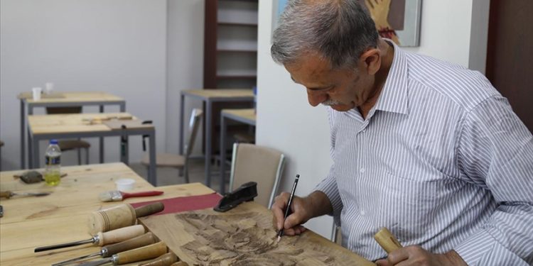 Malatyalı depremzede ahşap ve hat ustası, Çubuk'ta kursiyerlere eğitim veriyor